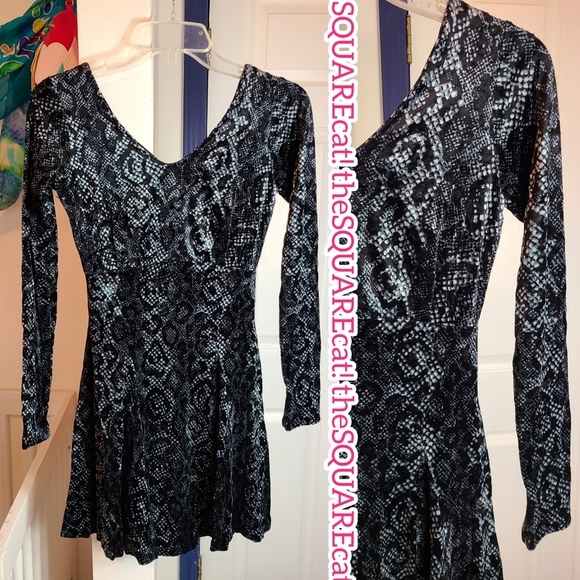 π€ 90s Betsey Johnson stretchy VELVET snake print long sleeves skater dress π€ - Picture 4 of 7